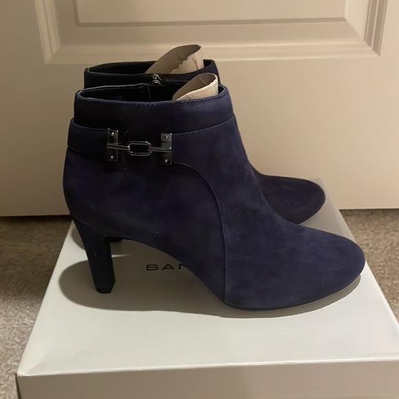 BANDILINO: Navy suede heel booties - Picture 2 of 7